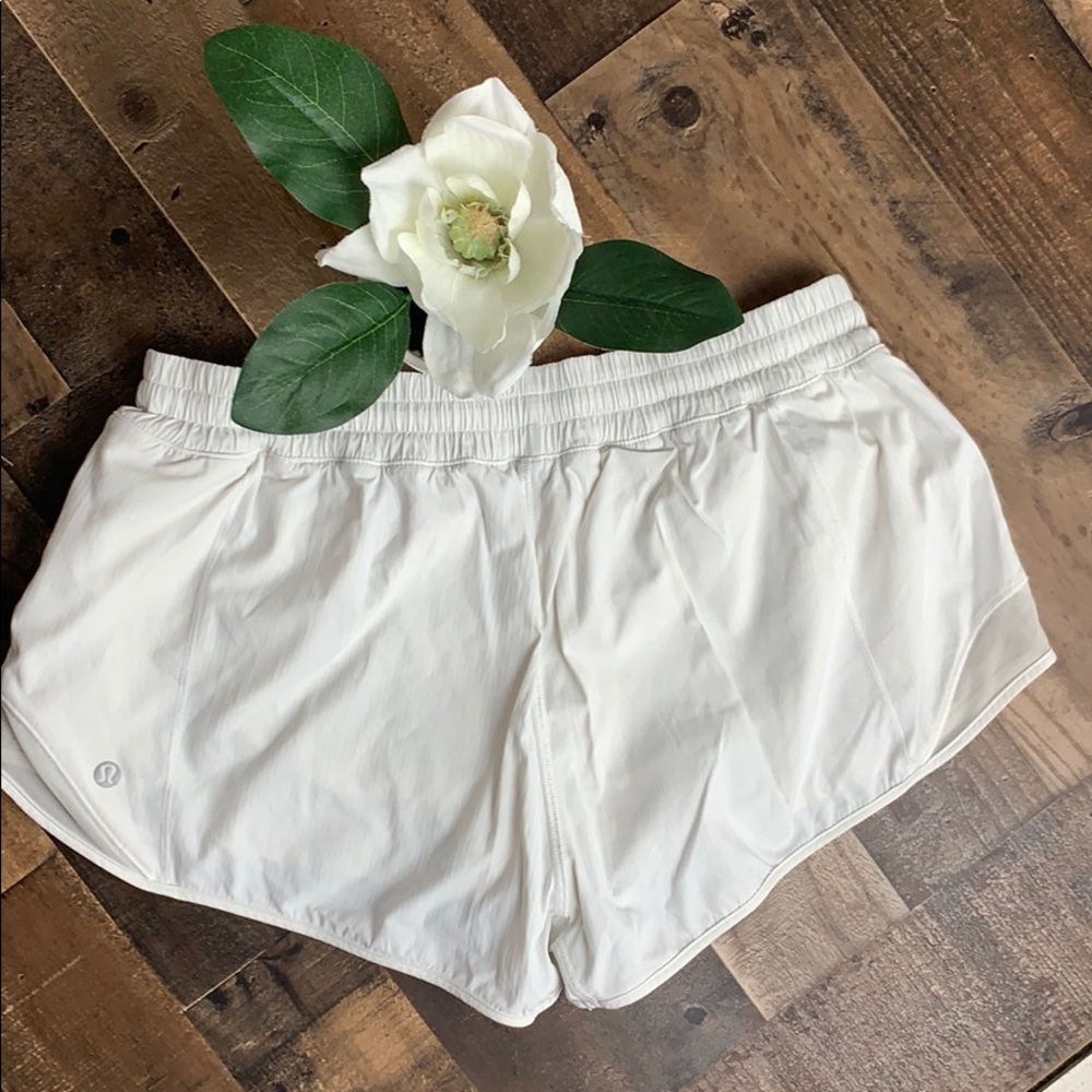 Lululemon HOTTY HOT Shorts white Womans SZ 8